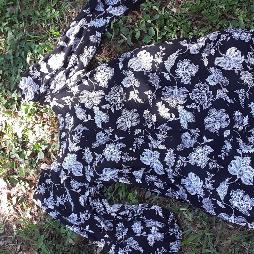 HARPPER 241 dark Black W/White flowers Print, midi, L, W/Pockets dress.